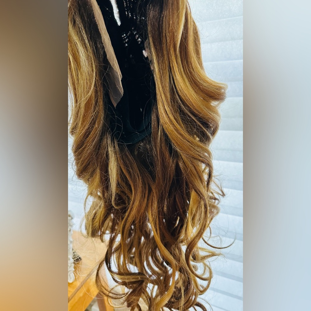 Angelix Collection Wig with Beautiful, highlights - Picture 4 of 14